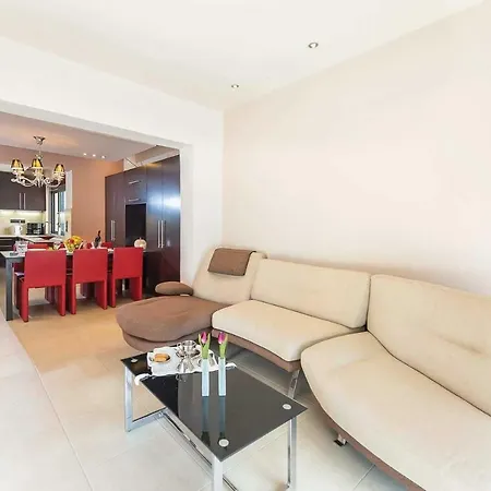 Sleeps 6 Pool Air Con Wifi
