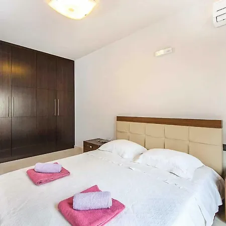 Sleeps 6 Pool Air Con Wifi Αφάντου